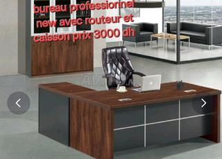 مكتب مهني جديد وكرسي