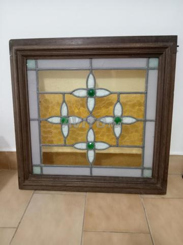 2 من الزجاج المعشق تباع بالقطعة الواحدة أي 700 درهم للواحد