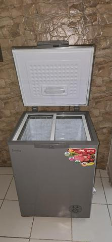 Grand congélateur en tres bon état prix négociable