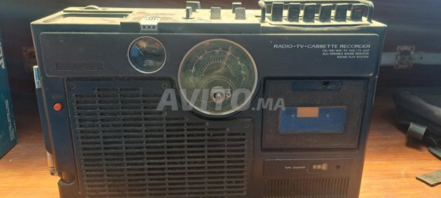 راديو قديم فيه شاشة تلفاز والكاسيط