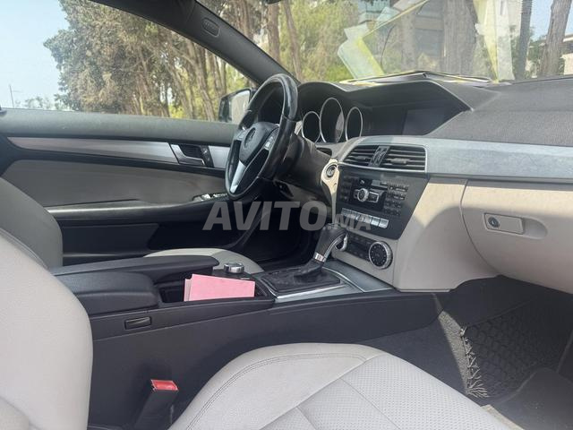 Mercedes-Benz 220 Diesel Automatique 2011 à Rabat - 2