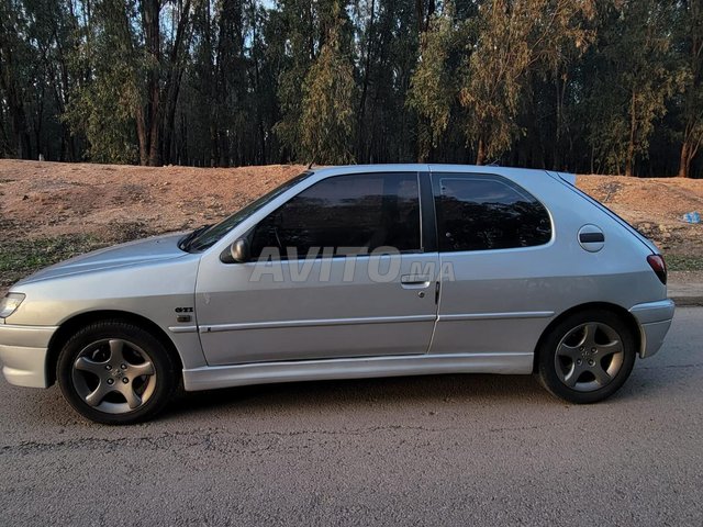 voiture Peugeot à vendre en très bon état 