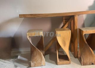 Table avec trois chaises