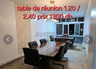 طاولة اجتماعات جديدة وكراسي