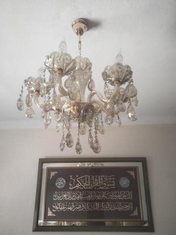 Lustre ( ثريا ) en verre avec des pampilles