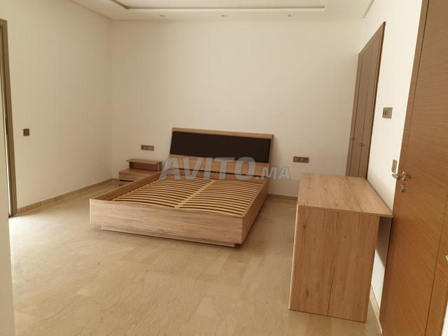 Lit avec deux commodes et un bureau