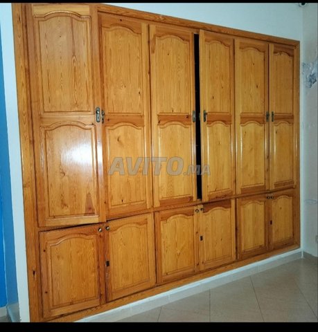 Grande armoire en bois rouge