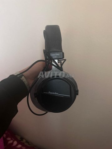 Un Pack d’un Micro une Carte de Son un Casque