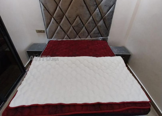 Lit double avec matelas et deux tables de chevets 