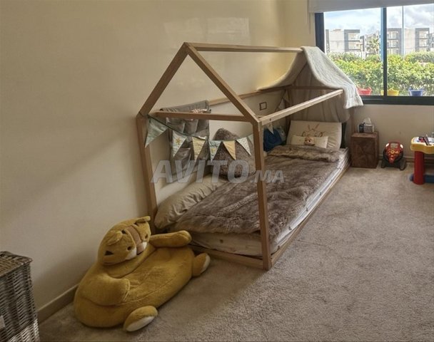 Lit enfant avec matelas et store blanc 