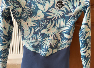 Combinaison surf a vendre tres bon état