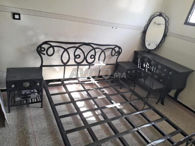 Lit, tables de nuit et coiffeuse en fer forgé