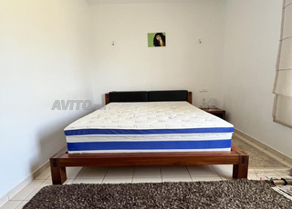 Grand Lit avec Matelas Médical et 2 Tables de Nuit