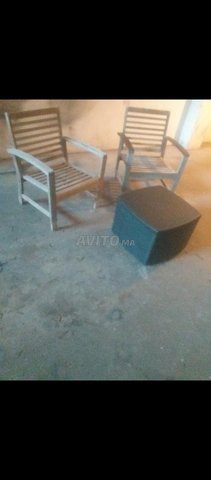 deux chaises bois teck et table polypropylène 