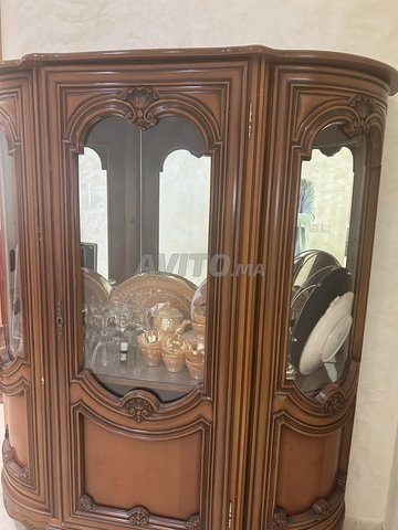meuble vitrine en très bon état 