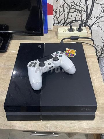PS4 à vendre avec manette et jeu