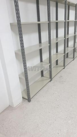 Étagère métallique simple et efficace