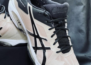 Asics 💯 💯 d’origine pointure 42,5  سبرديلة للرجال