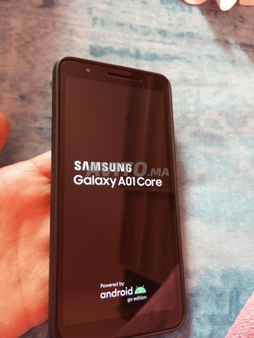 un téléphone état neuf (sumsang galaxy 01 core ) 