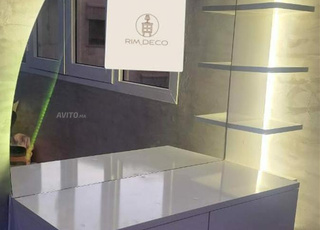 coifeuse et miroir demi cercle avec étagère