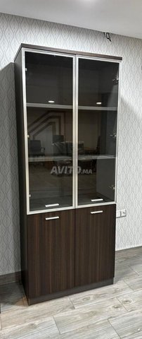 Vitrine de bureau en bois avec portes vitrées