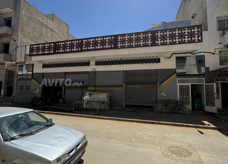 2 Grands Magasins avec Sous-sol.