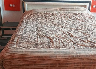 CAMA AVEC MATELAS ET 2 COKETATS