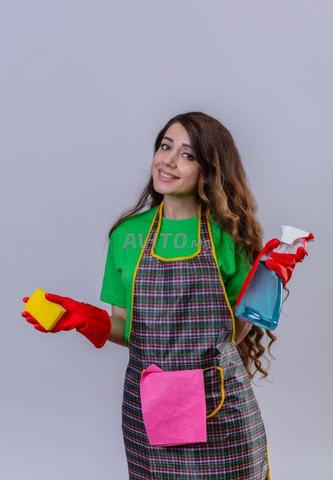 امرأة متعددة المهام: تنظيف، طهي، مربية