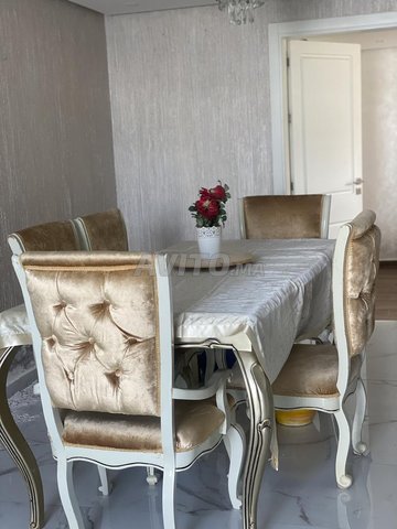 Salle à manger avec chaise
