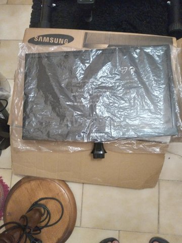 un petite télé en très bon état. 