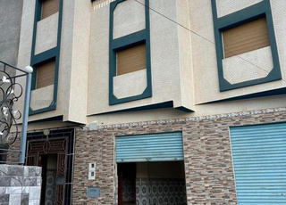 Maison bien située avec grand garage 