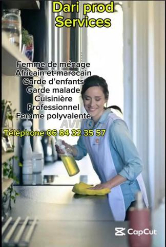 امرأة متعددة المهام تنظيف ورعاية الأطفال وكي الملابس