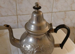 إبريق شاي من نوع القديم