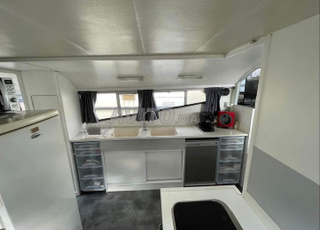 bateau toit ouvrant intérieur très fonctionnel