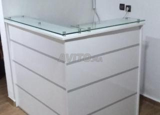 Bureau d’accueil professionnel avec finition bois