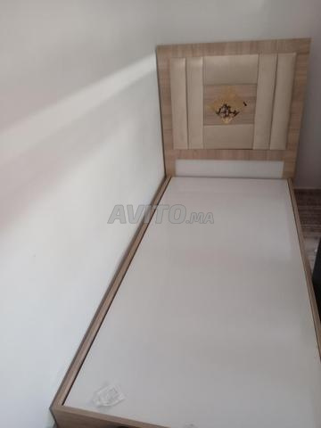 Lit avec arongement en très bon état 