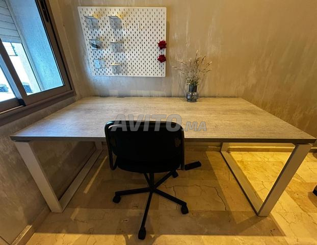 Bureau gris et blanc en très bon état