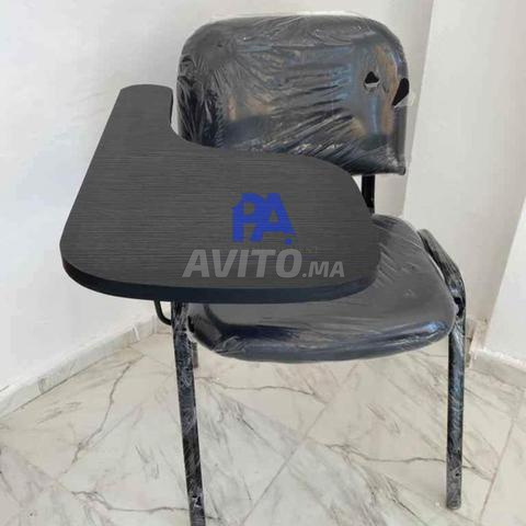 Chaise et tablette écritoire/كرسي مع طاولة جانبية 