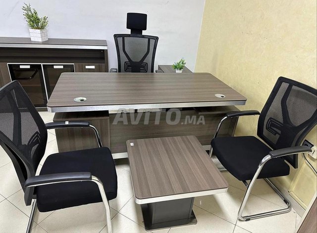 Bureau avec retour et caisson et 3 chaises 