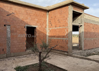 Villa de 400M dans terrain de 14000 M