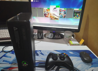 XBOX 360, 31 jeux digitaux et 16 jeux disques. 