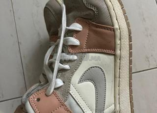 Air Jordan 1 Mid – Crème, Beige et Pêche