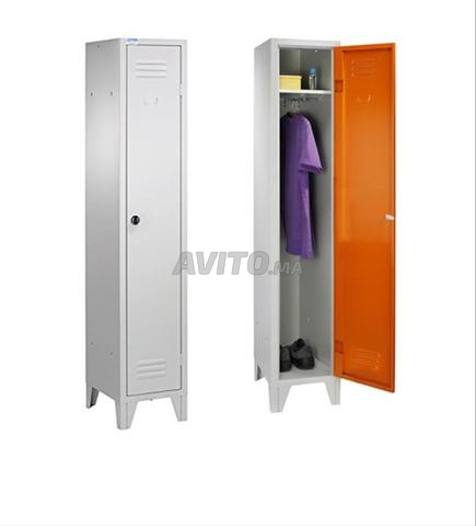 Armoire casier vestiaire métallique 4 portes stock