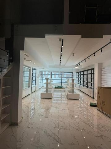 Local commercial à côté de Carré Eden