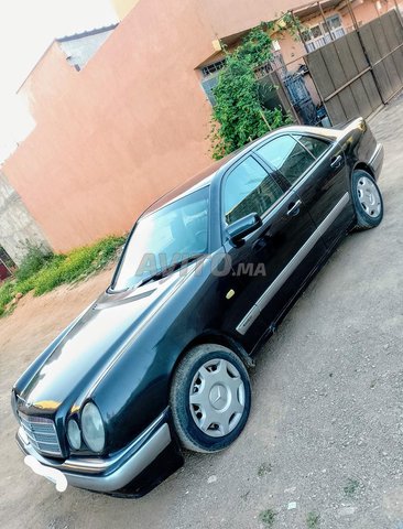 سيارة للبيع من نوع مرسيدس بنز 220 في حالة جيدة جدا
