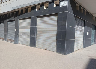 محل تجاري للبيع بواجهتين