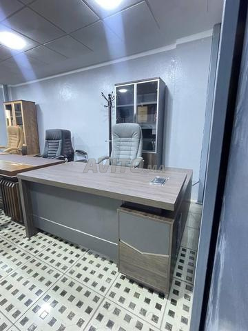 🖥️ لمسة من الفخامة عروض مميزة على مكاتب فاخرة 💎