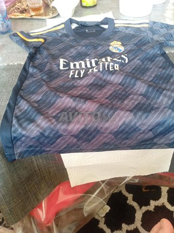 tenue de real  madride en noir taille 7-8 an