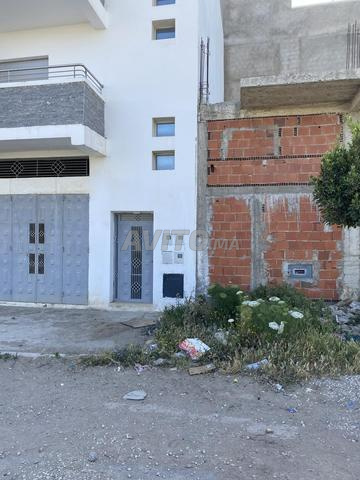 بقعة تجارية  95 م في طور البناء طنجة البالية 