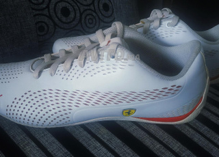 chaussures puma Ferrari Pointure 42 43 